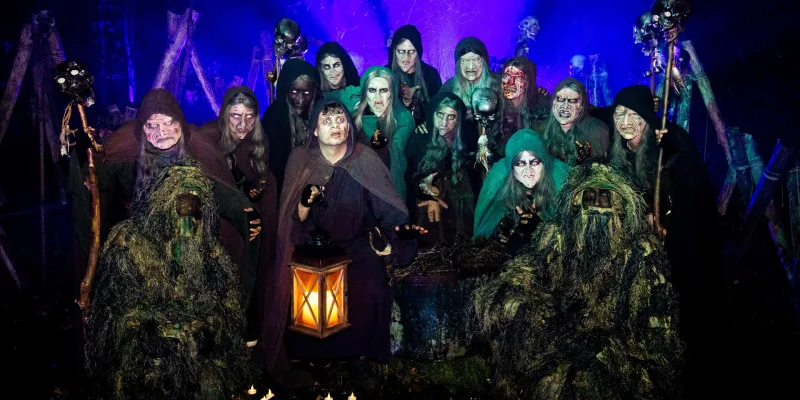 Halloween Nights Witches groepsfoto